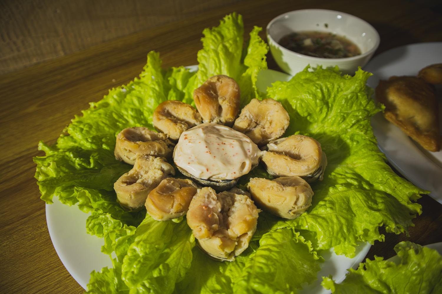 Delicias del mar en hoja de lechuga